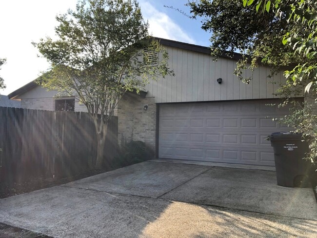 Building Photo - 4305 Center Oak Wds