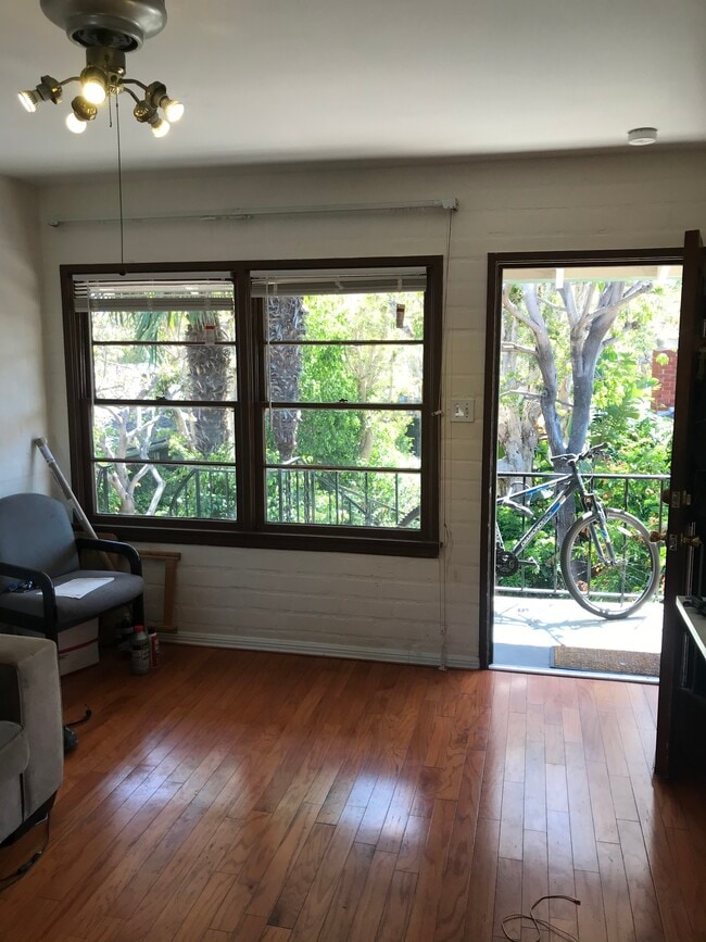 Vista de la sala de estar - 2023 Cloverfield Blvd