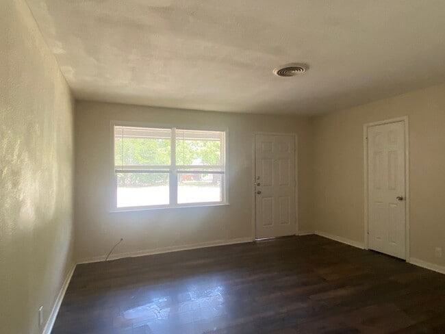 Building Photo - 3 BEDROOM NEAR SCOTT & WHITE