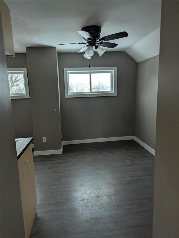 Photo du bâtiment - 1 Bedroom Upper Unit – $1,199/month + 50% Utilities – Parking Included