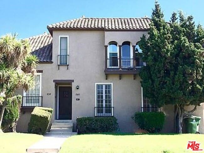 Building Photo - 840 S Curson Ave