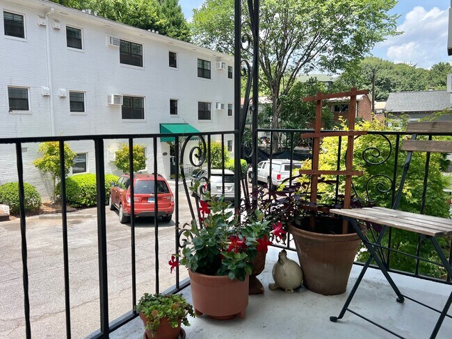 Building Photo - In-Unit Laundry - 1BR Piedmont Park! Renovated!