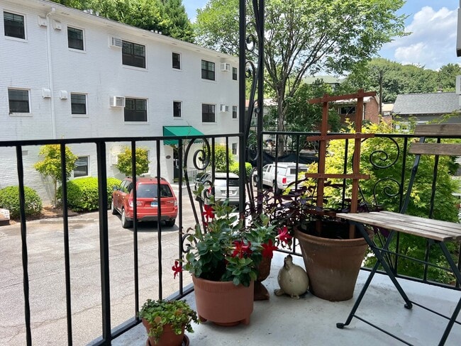 Building Photo - Renovated 1BR * Piedmont Park! ~ Steal of a Deal!