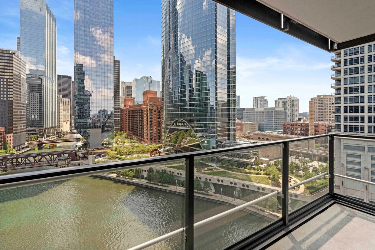 Photo - 313 W Kinzie St (Chicago, IL)