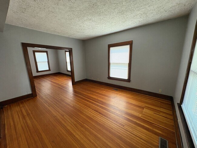 Foto del edificio - Charming 3-Bed Home with Spacious Layout &...