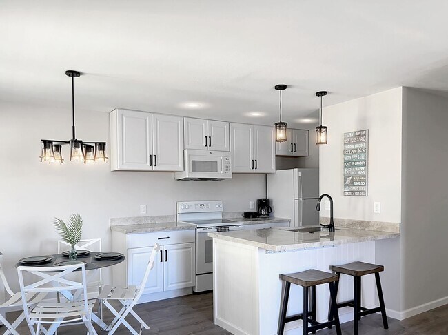 Foto del edificio - Fully Furnished Two Bedroom / Two Bath Wai...
