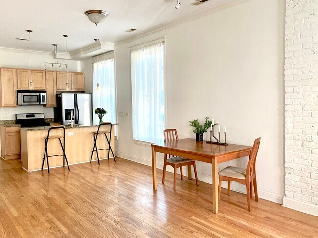 Foto del edificio - 924 N Hoyne Ave