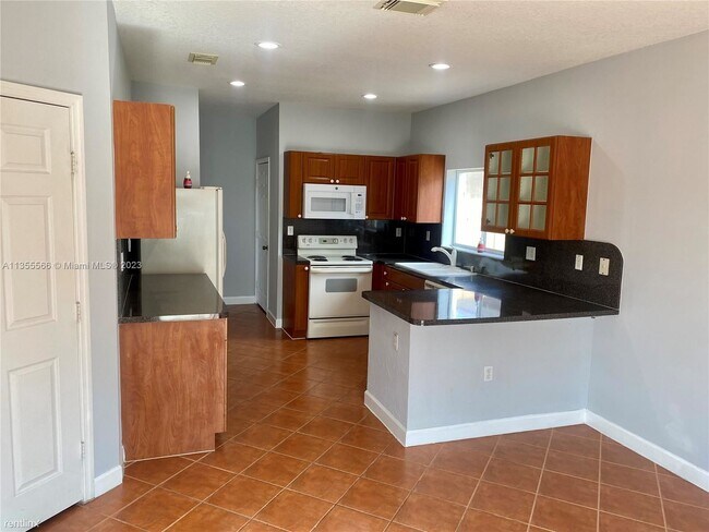 Foto del edificio - 5 br, 3 bath House - 13753 SW 124th Avenue Rd
