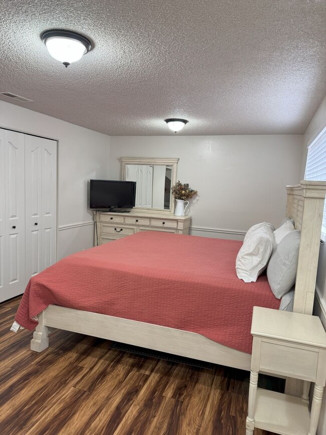 Building Photo - Charming 3-Bedroom Home with Modern Update...