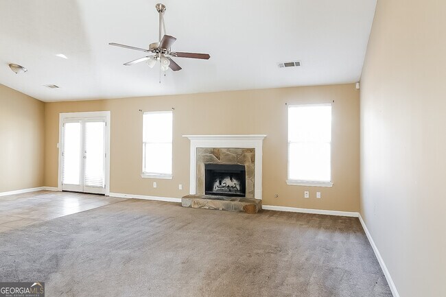 Building Photo - 12 Collins Ln