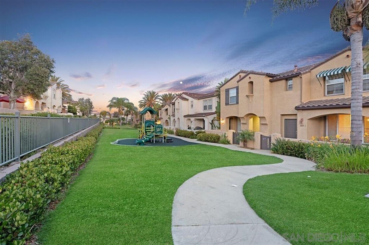 Foto principal - MOVE-IN SPECIAL $500 OFF! Otay Ranch - Gorgeous 2 Bed/2 Bath Condo with Garage
