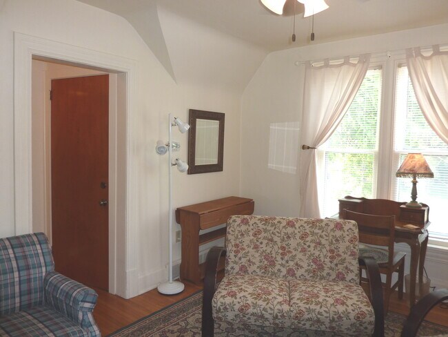 Building Photo - 121 Oak St