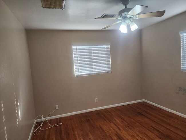 Building Photo - SW-Bakersfield 3 bedrooms 1 baths