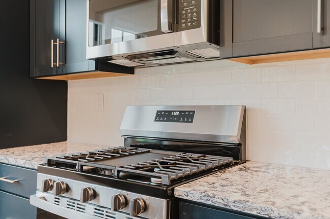 Foto del edificio - Modern Apartments Conveniently Located off Backwater Parkway!