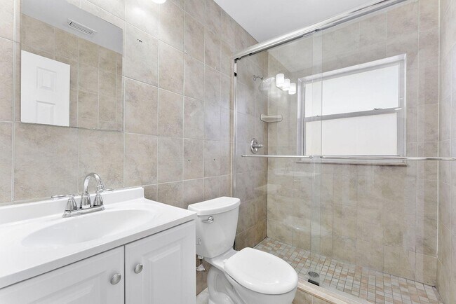 Foto del edificio - 105 NW 7th Ct