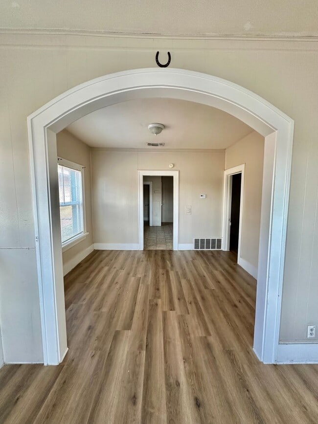 Building Photo - 1 Bedroom Near Downtown San Angelo!!