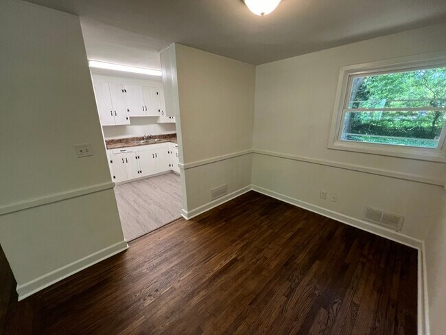 Building Photo - 320 Crestview Dr