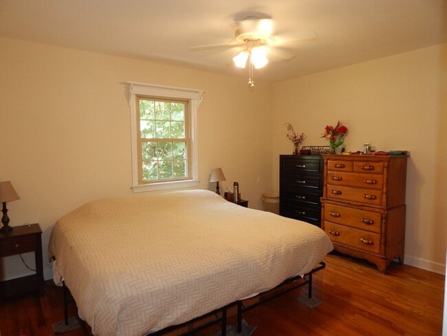 Building Photo - Beautiful 3 bedroom, 2 full bath home situation on a nearly half acre lot.