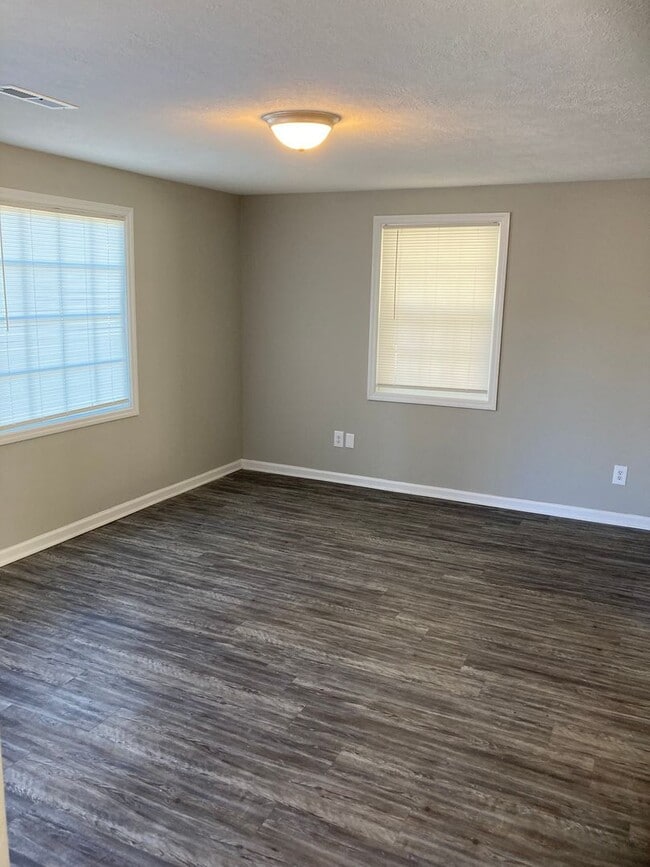 Building Photo - Super Nice 3 Bedroom, 1.5 Bathroom House N...