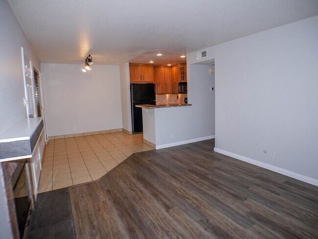 Building Photo - Ground floor condo with large patio!
