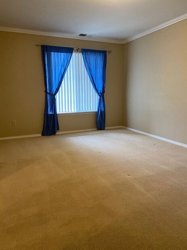 Foto del edificio - $1700/Mos 1 Bed 1 Bath Lower Level Condo i...
