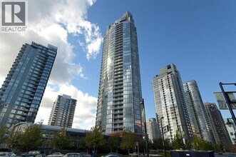 Building Photo - 1408 Strathmore Mews