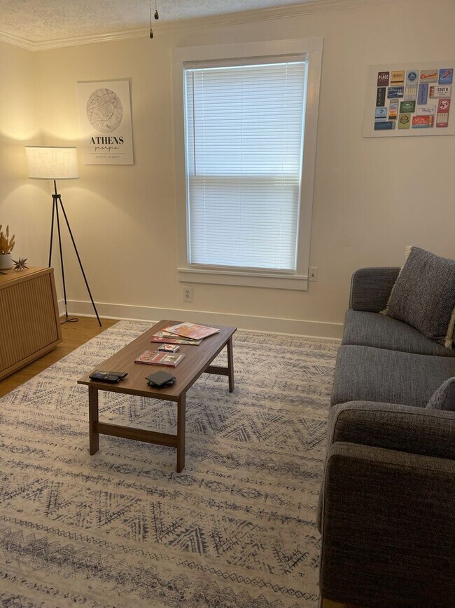 Building Photo - Super Cute Downtown 2 Bedroom House!
