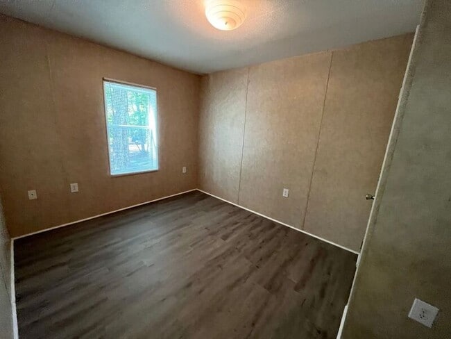 Building Photo - 141 Genes Ln