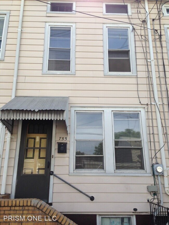 Building Photo - 2 br, 1.5 bath House - 755 Beatty St