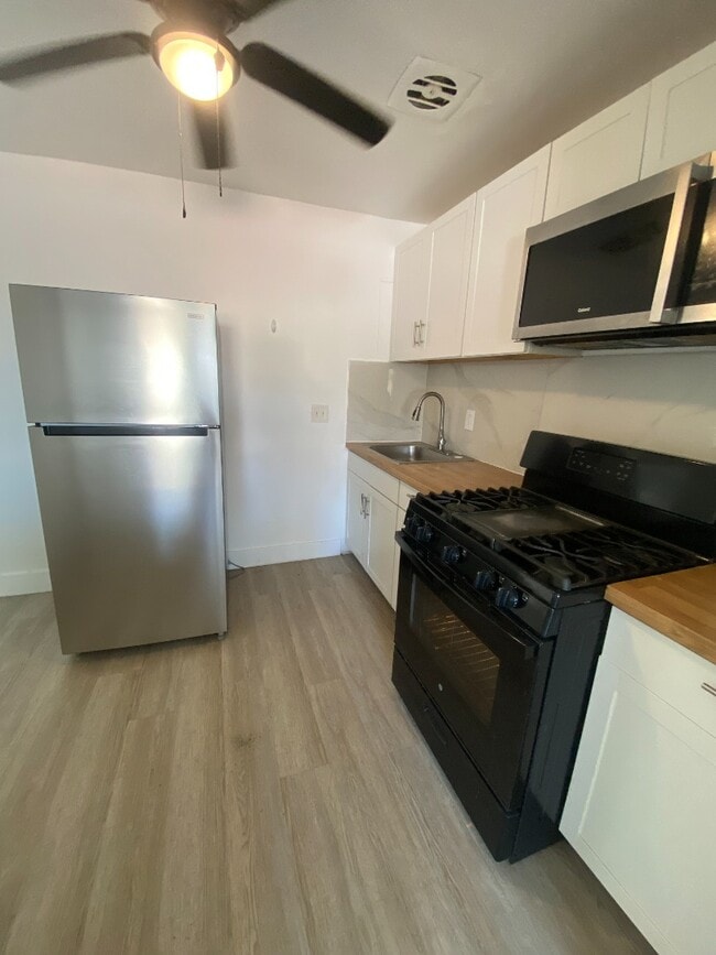 Building Photo - 815D Courtois