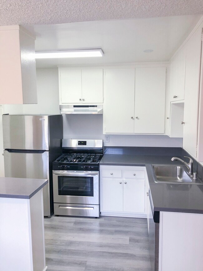 Building Photo - 3855 Riverton Ave