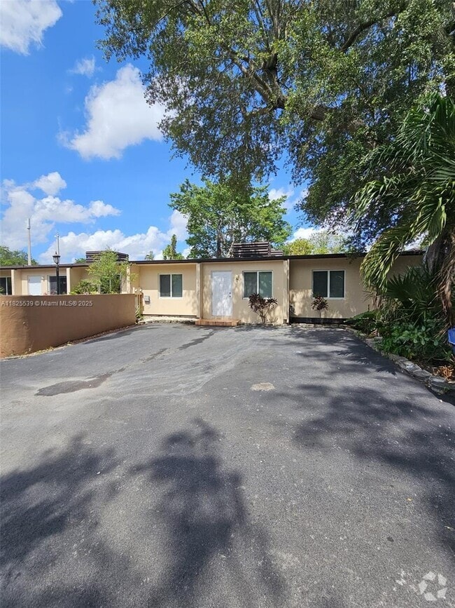 Building Photo - 15027 Coconut Ct