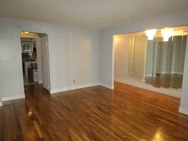Building Photo - 1073 E 59th St