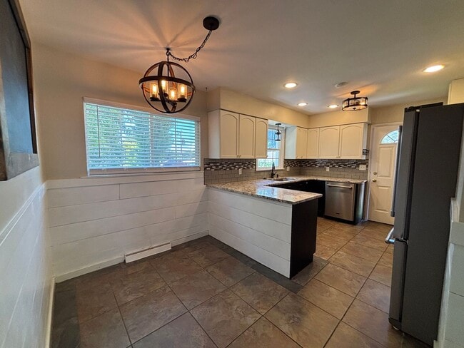 Building Photo - 4 Bedroom 2 Bathroom