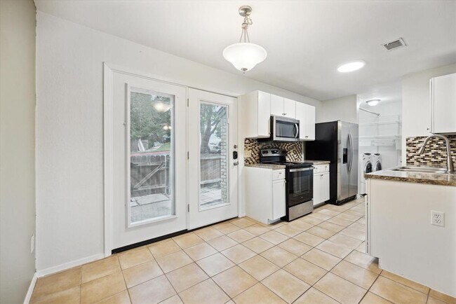 Building Photo - 1015 E Yager Ln