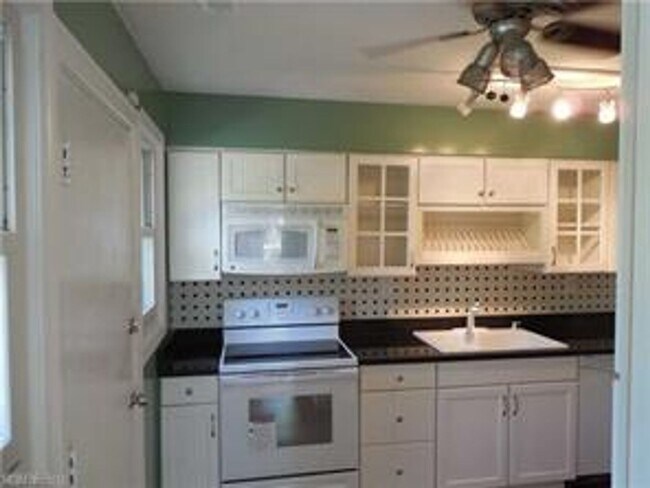 Building Photo - 3BR/2BA House with Granite Counter Tops! C...