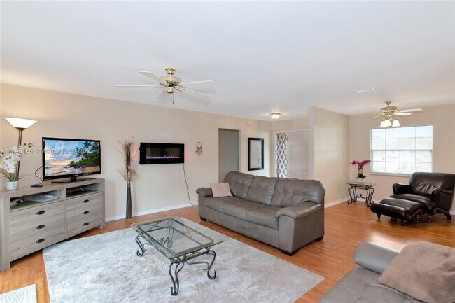 Building Photo - 2916 Woodcrest Dr
