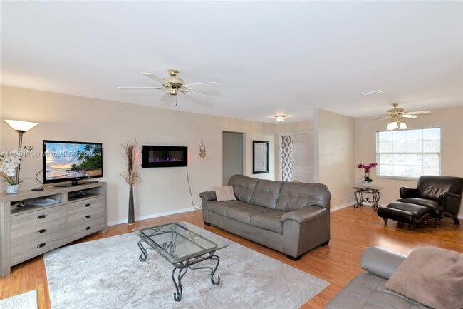 Foto del edificio - 2916 Woodcrest Dr