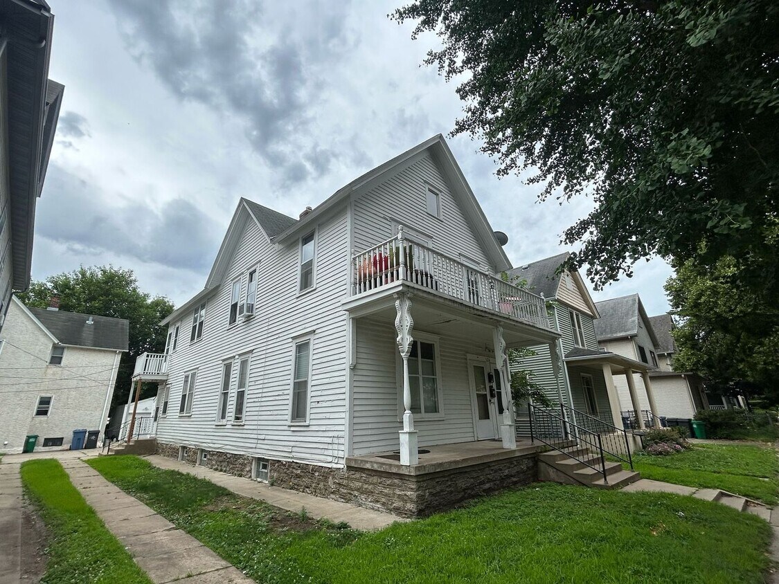 Foto principal - 524 8th Ave NE