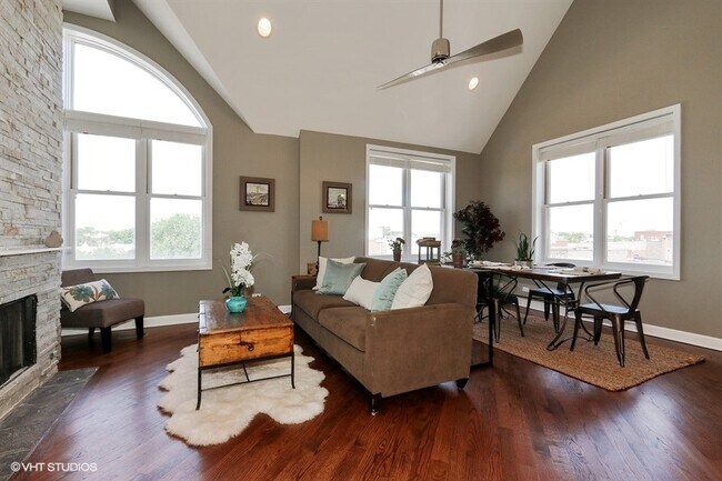 Foto del edificio - 1349 N Western Ave