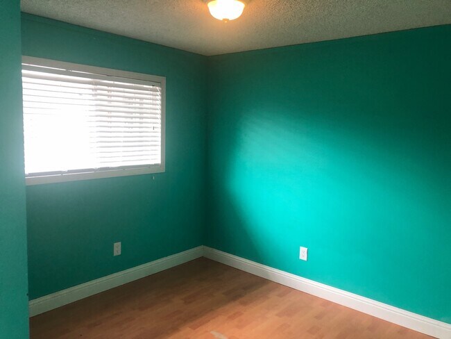 Building Photo - 3 Bed 1.5 Bath Rambler!