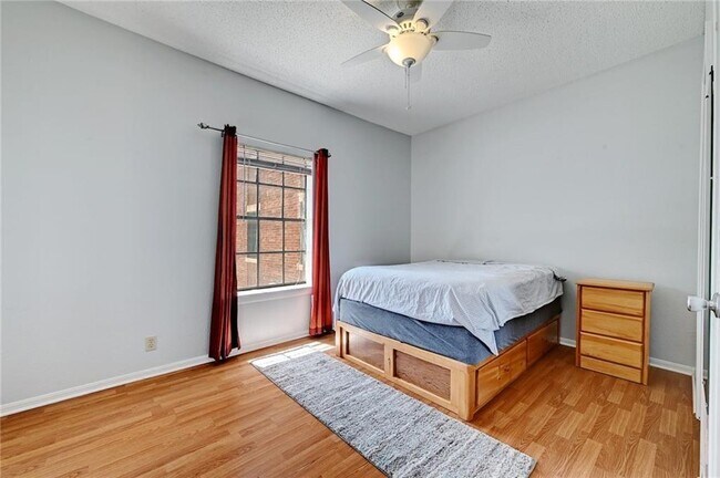 Building Photo - 203 E 31st St
