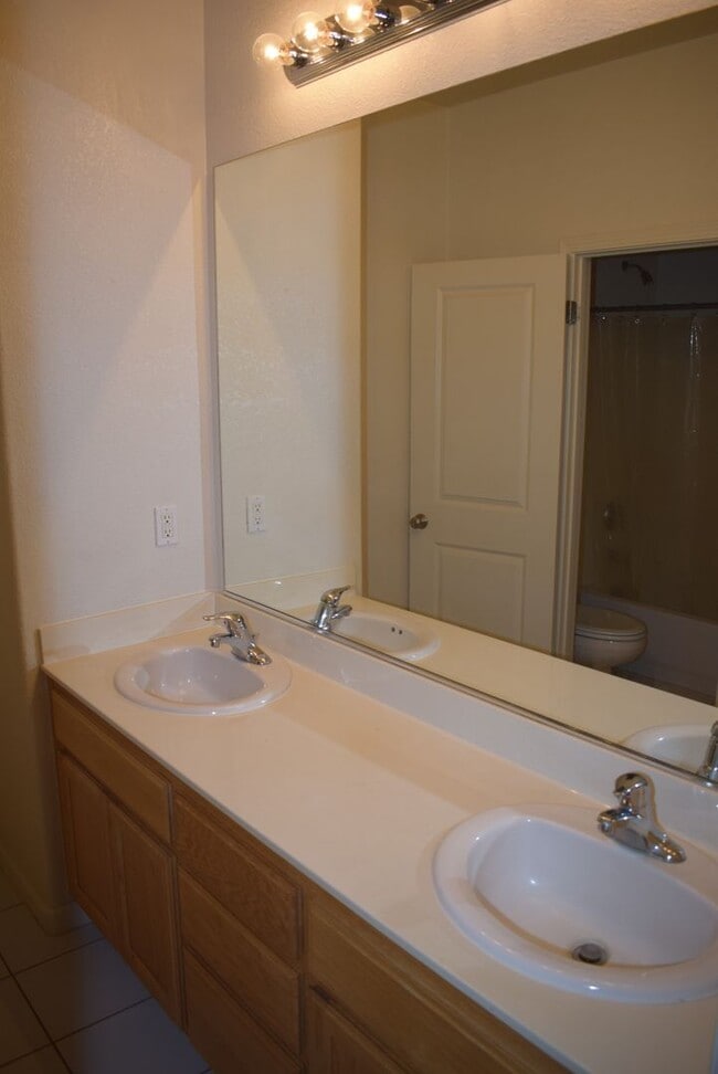 Building Photo - 607 Stoneygate Ct