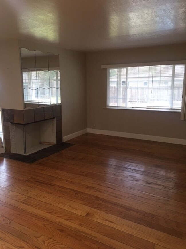 Building Photo - Awesome 3/2 Rancher in Concord- Close to B...