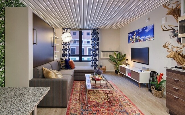 Sala de estar tipo estudio en 63 E Lake Apartments - 63 E Lake