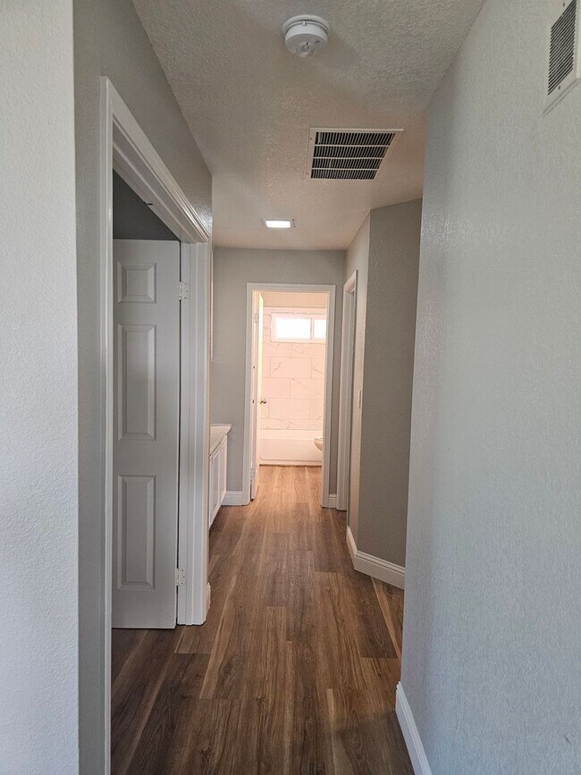 Foto del edificio - Beautiful Newly Remodeled Home Available Now!