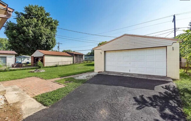 Building Photo - Beautiful 3BR 1BA Home with fenced in yard