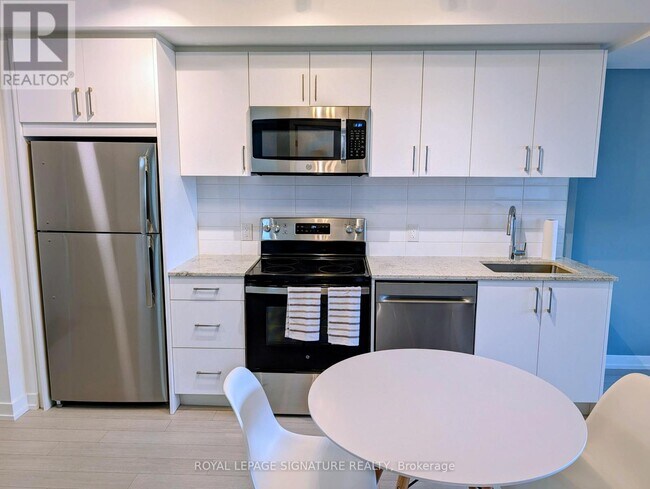 Photo du bâtiment - 4010 Eglinton Ave W