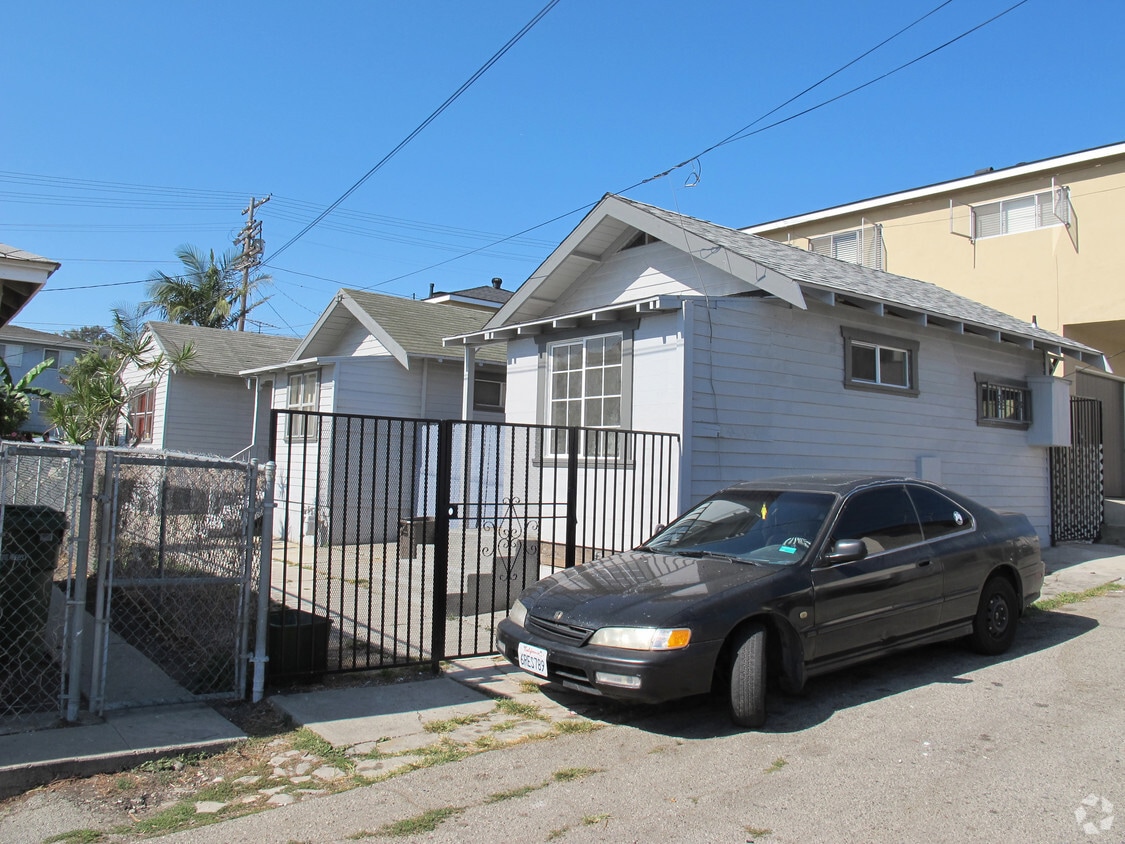 Building Photo - 852 W 18th St