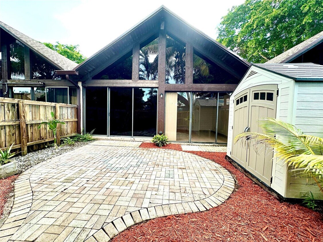 Foto principal - 497 N University Dr